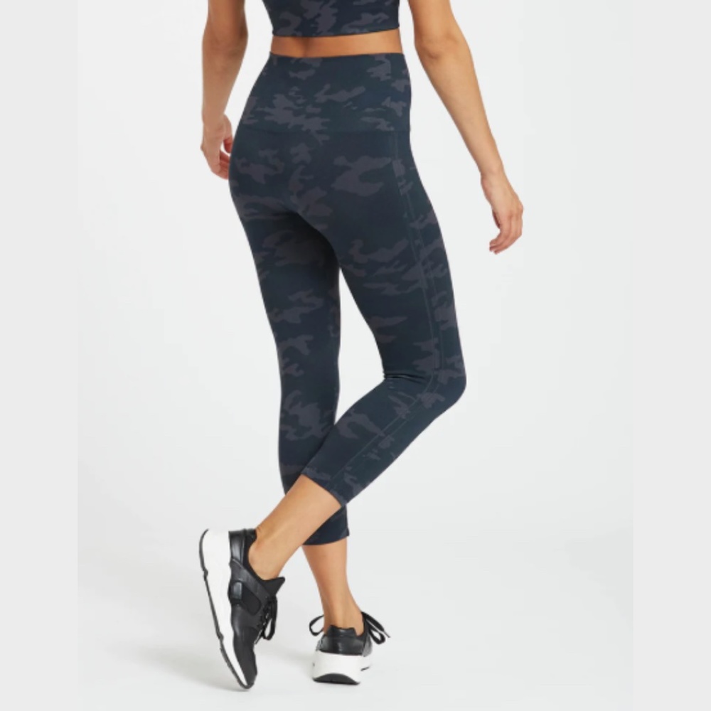 NEW SPANX Look at Me Now Seamless Cropped Leggings - Black Camo - Picture 3 of 9